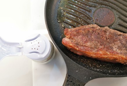 Фото шага рецепта Стейк стриплойн на сковородегриль 186830 шаг 13  