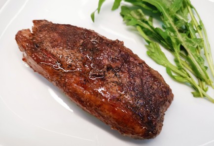 Фото шага рецепта Стейк стриплойн на сковородегриль 186830 шаг 16  