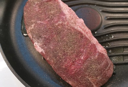 Фото шага рецепта Стейк стриплойн на сковородегриль 186830 шаг 7  