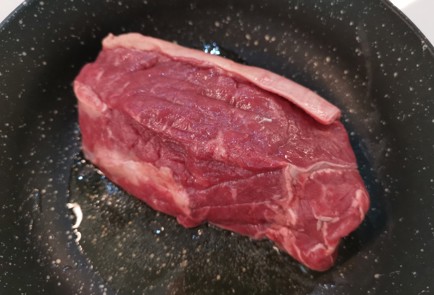 Фото шага рецепта Стейк стриплойн с пряными травами 186720 шаг 6  