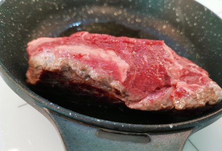 Фото шага рецепта Стейк стриплойн с пряными травами 186720 шаг 7  