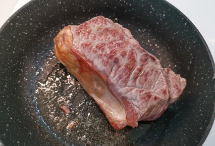 Фото шага рецепта Стейк стриплойн с пряными травами 186720 шаг 8  