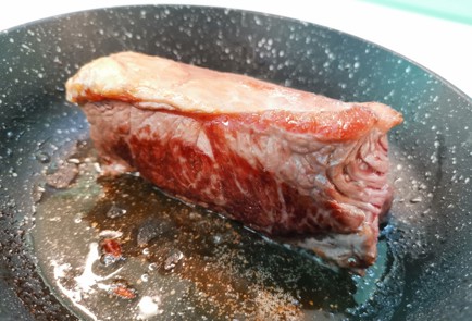 Фото шага рецепта Стейк стриплойн с пряными травами 186720 шаг 9  