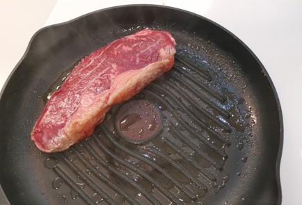 Фото шага рецепта Стейк стриплойн со специями 187105 шаг 5  