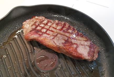 Фото шага рецепта Стейк стриплойн со специями 187105 шаг 6  