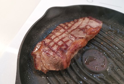 Фото шага рецепта Стейк стриплойн со специями 187105 шаг 7  