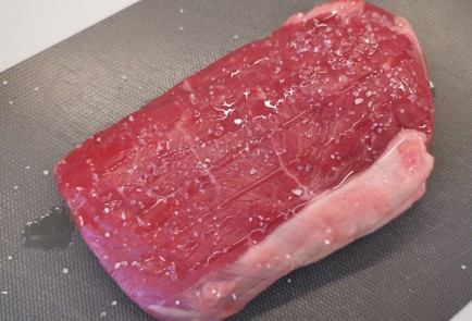 Фото шага рецепта Стейк стриплойн 186398 шаг 3  