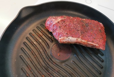 Фото шага рецепта Стейк стриплойн 186398 шаг 6  