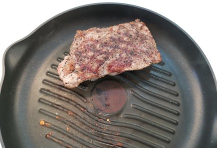 Фото шага рецепта Стейк стриплойн 186398 шаг 8  