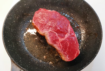 Фото шага рецепта Стейк стриплойн 187834 шаг 3  