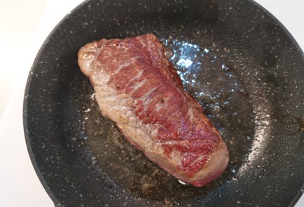 Фото шага рецепта Стейк стриплойн 187834 шаг 4  