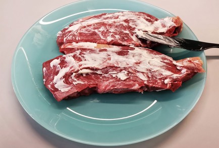 Фото шага рецепта Стейк топблейд с розмарином 140430 шаг 2