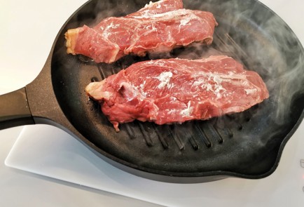 Фото шага рецепта Стейк топблейд с розмарином 140430 шаг 5