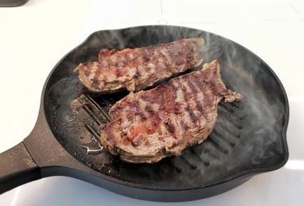 Фото шага рецепта Стейк топблейд с розмарином 140430 шаг 6