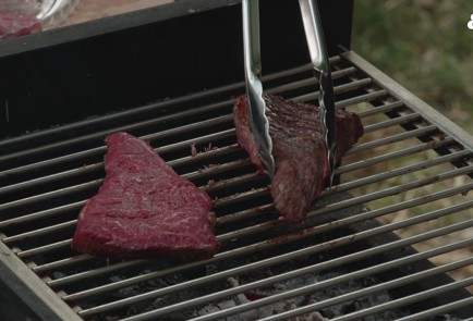 Фото шага рецепта Стейки денвер с кукурузой на гриле 152608 шаг 7  