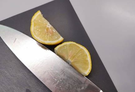 Фото шага рецепта Стейки форели на сковороде 190903 шаг 1  