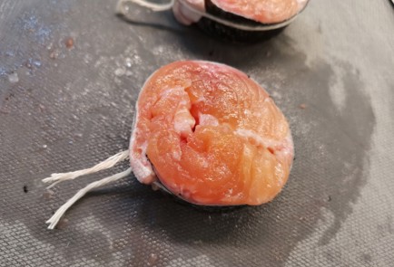 Фото шага рецепта Стейки форели на сковороде 190903 шаг 3  