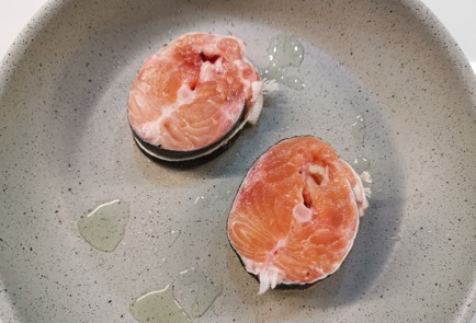 Фото шага рецепта Стейки форели на сковороде 190903 шаг 4  