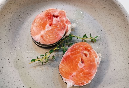 Фото шага рецепта Стейки форели на сковороде 190903 шаг 5  