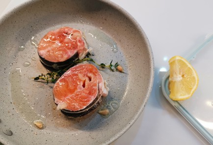 Фото шага рецепта Стейки форели на сковороде 190903 шаг 6  