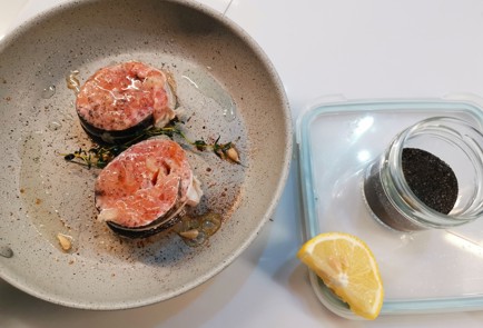 Фото шага рецепта Стейки форели на сковороде 190903 шаг 7  