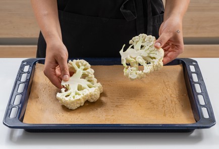 Фото шага рецепта Стейки из цветной капусты с соусом чимичурри 174367 шаг 3  