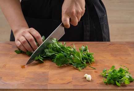 Фото шага рецепта Стейки из цветной капусты с соусом чимичурри 174367 шаг 7  