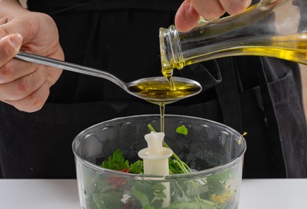 Фото шага рецепта Стейки из цветной капусты с соусом чимичурри 174367 шаг 9  