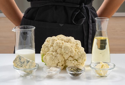 Фото шага рецепта Стейки из цветной капусты с соусом из голубого сыра 174368 шаг 1  