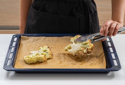 Фото шага рецепта Стейки из цветной капусты с соусом из голубого сыра 174368 шаг 5  