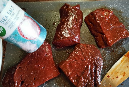 Фото шага рецепта Стейки из говяжьей печени 189465 шаг 2  