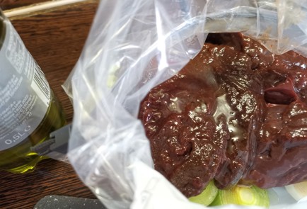 Фото шага рецепта Стейки из говяжьей печени 189465 шаг 5  