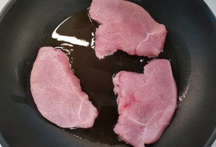 Фото шага рецепта Стейки из грудки индейки в пикантном соусе 175666 шаг 3  