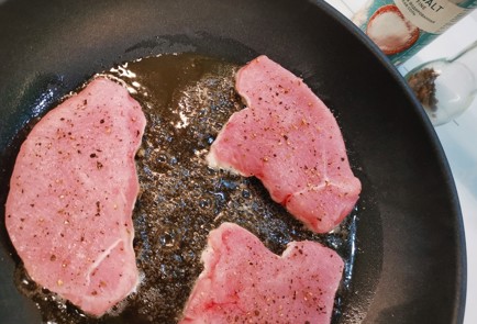 Фото шага рецепта Стейки из грудки индейки в пикантном соусе 175666 шаг 4  