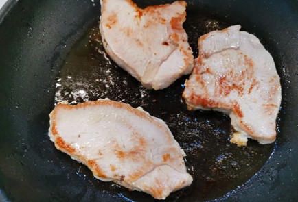 Фото шага рецепта Стейки из грудки индейки в пикантном соусе 175666 шаг 5  