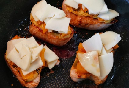 Фото шага рецепта Стейки из индейки с моцареллой 174886 шаг 11  