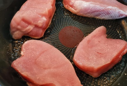 Фото шага рецепта Стейки из индейки с моцареллой 174886 шаг 2  