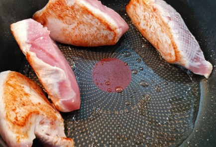 Фото шага рецепта Стейки из индейки с моцареллой 174886 шаг 3  