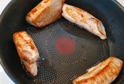 Фото шага рецепта Стейки из индейки с моцареллой 174886 шаг 4  