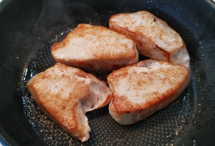 Фото шага рецепта Стейки из индейки с моцареллой 174886 шаг 5  