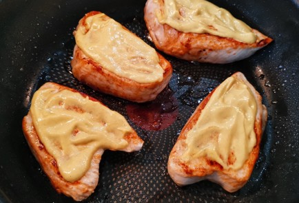 Фото шага рецепта Стейки из индейки с моцареллой 174886 шаг 8  