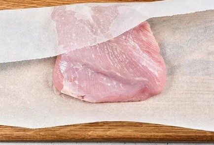 Фото шага рецепта Стейки из индейки с соевосливочным соусом 190379 шаг 1  