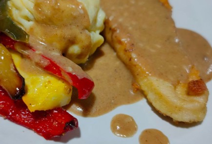 Фото шага рецепта Стейки из индейки с соевосливочным соусом 190379 шаг 14  