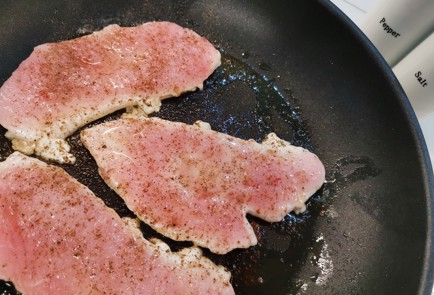 Фото шага рецепта Стейки из индейки с сыром 175911 шаг 4  