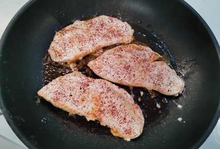 Фото шага рецепта Стейки из индейки с сыром 175911 шаг 6  