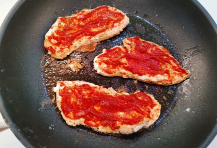 Фото шага рецепта Стейки из индейки с сыром 175911 шаг 7  