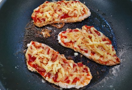 Фото шага рецепта Стейки из индейки с сыром 175911 шаг 9  