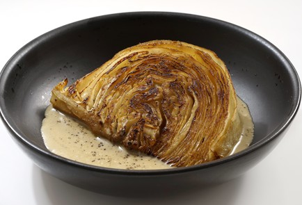 Фото шага рецепта Стейки из капусты с перечносливочным соусом 152900 шаг 10  