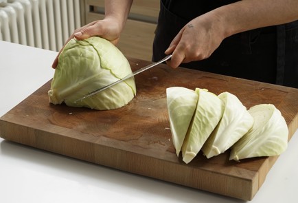 Фото шага рецепта Стейки из капусты с перечносливочным соусом 152900 шаг 2  