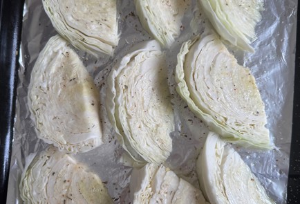 Фото шага рецепта Стейки из капусты с сыром и коктейльными томатами 189183 шаг 1  